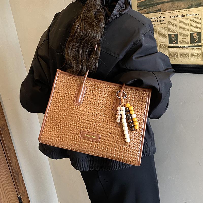 Retro woven bag women's large capacity 2025 new autumn and winter casual shoulder underarm bag popular commuter tote bag