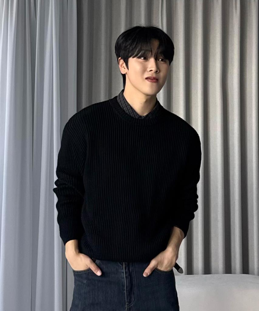 KNITTED Cotton Minimal Round Knit Black
