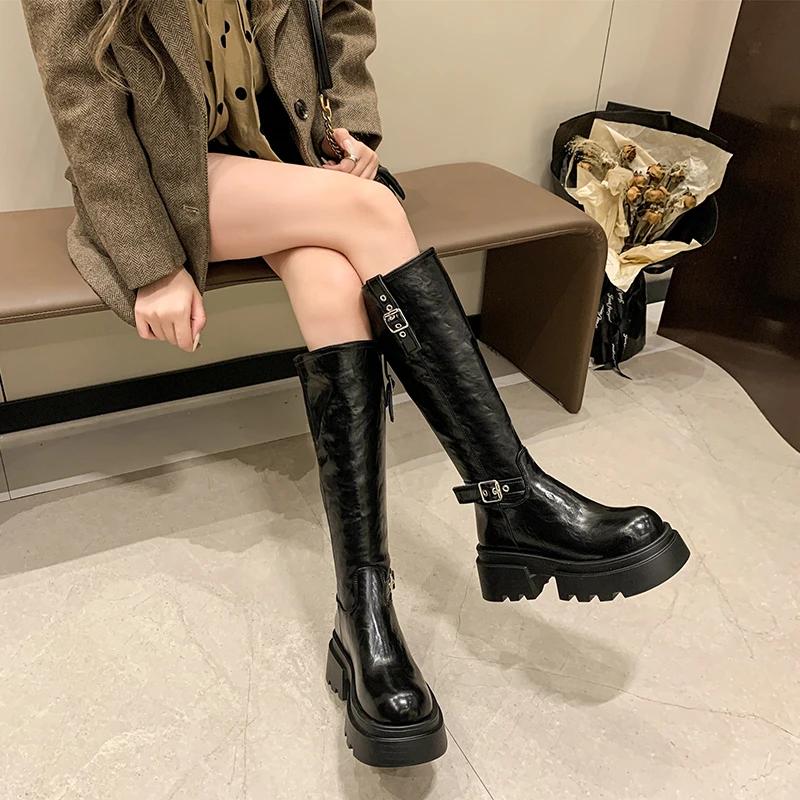 Мотоциклетные ботинки ретро коричневые с пряжкой на ремне и круглой головкой высокие водонепроницаемые платформы Fang Hei 2024 новый стиль коричневые длинные женские ботинки