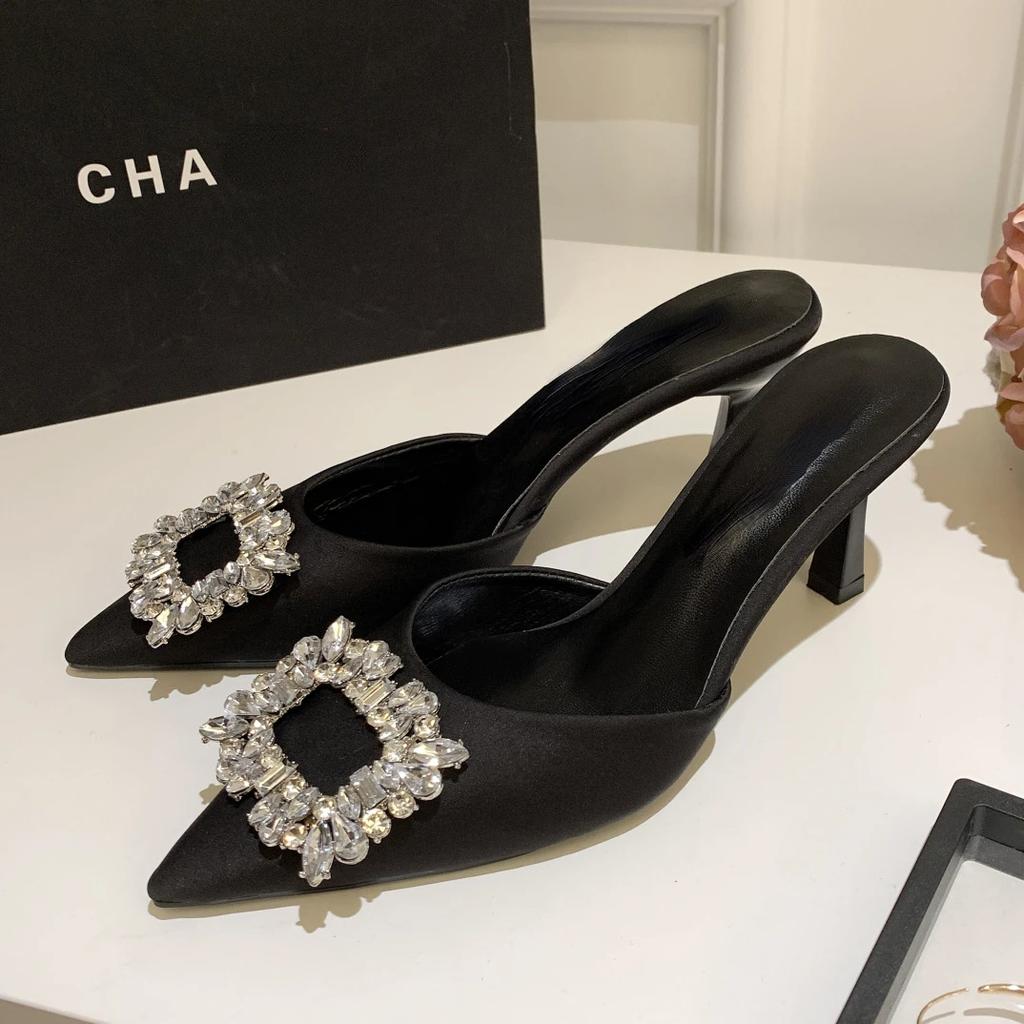 Модные женские мюли со стразами и острым носком 2024 года, летние шелковые босоножки на каблуках, роскошные сексуальные туфли на тонком каблуке для вечеринок, женские тапочки с открытой пяткой