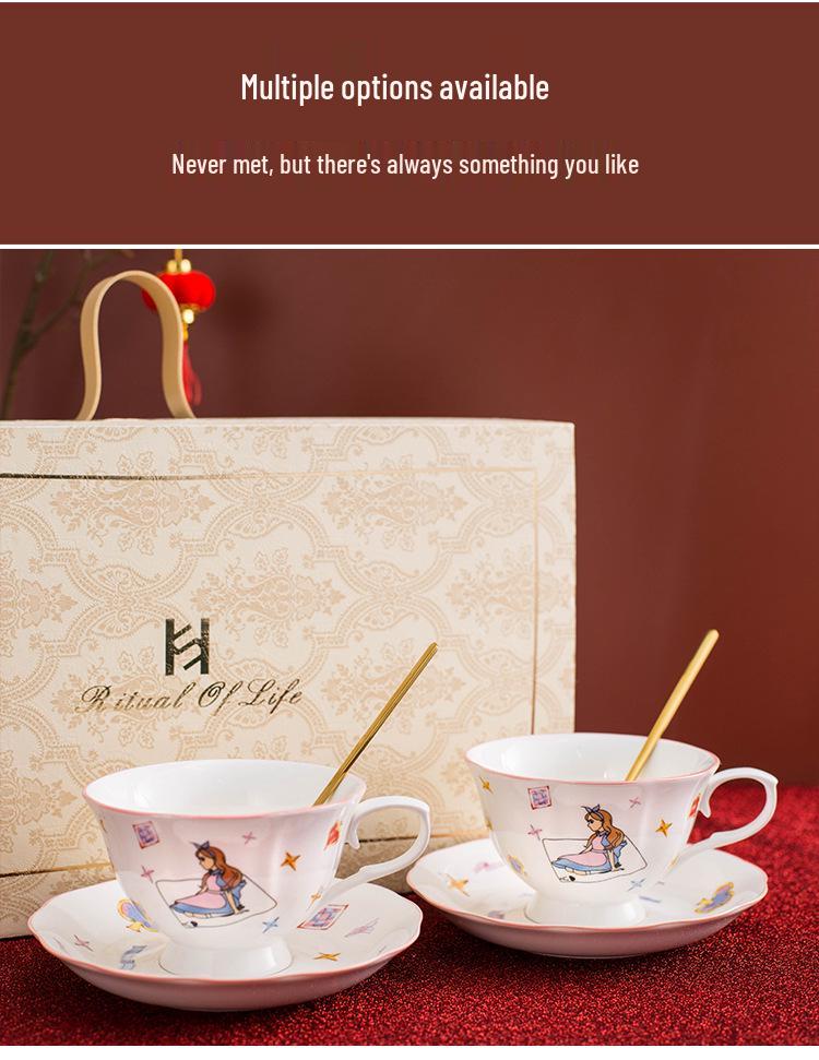 Кофейная чашка Алиса: Женский подарок на Новый год, День рождения, Свадьбу, Новоселье или для послеполуденного чая