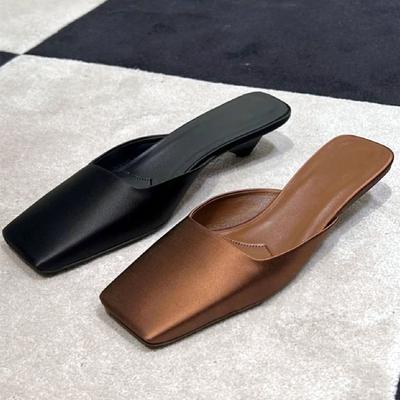 Модные Элегантные Атласные Странного Стиля Шлепанцы на Низком Каблуке Женские Удобные Сексуальные Шлепанцы с Квадратным Носком Летние Повседневные Дизайнерские Шлепанцы