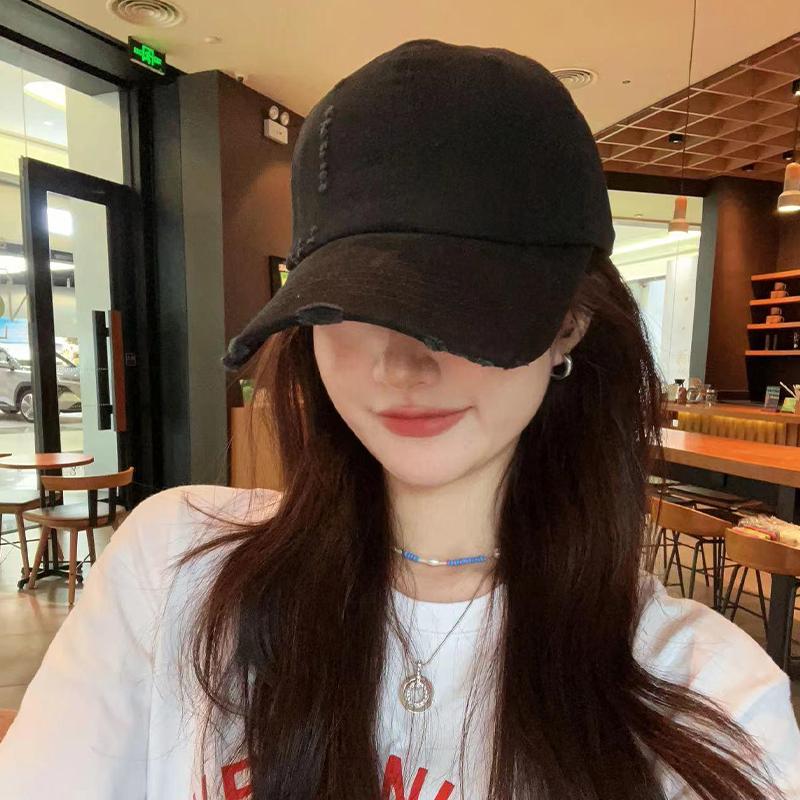 Бейсболка из хлопка в американском стиле с вышитыми буквами в минималистском стиле