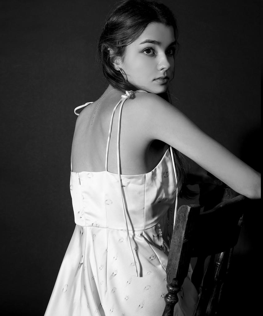 Aiseugadeuneiogongpal Crystal Embellished Cocktail Dress