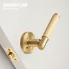 DOOROOM Стандарт США для отверстия 2-1/8" Латунный комплект замка для приватности/прохода с полосатой ручкой-рычагом и круглой панелью для межкомнатной двери/кладовой/декоративная ручка