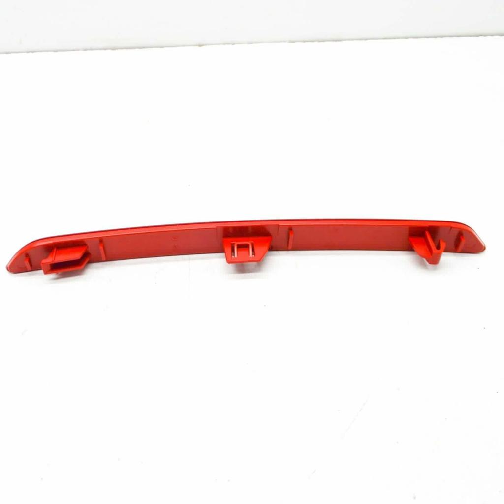 Катафоты заднего бампера BMW F32 4 серии - Номера деталей 63147847233 и 63147847234