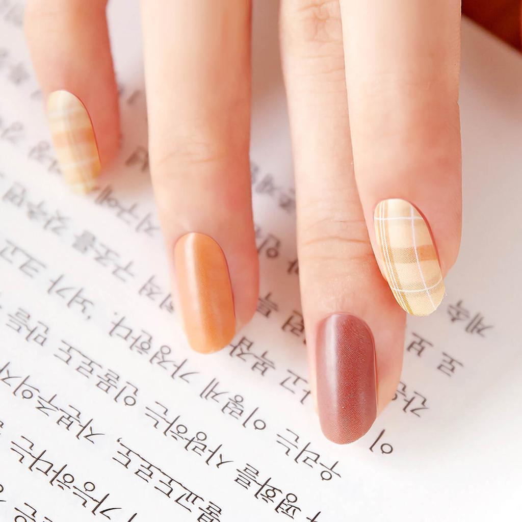 Теплые тона наклейки для ногтей 24 шт. | Самоклеящиеся полоски, Микс карамели и клетки, Быстрый 5-минутный маникюр