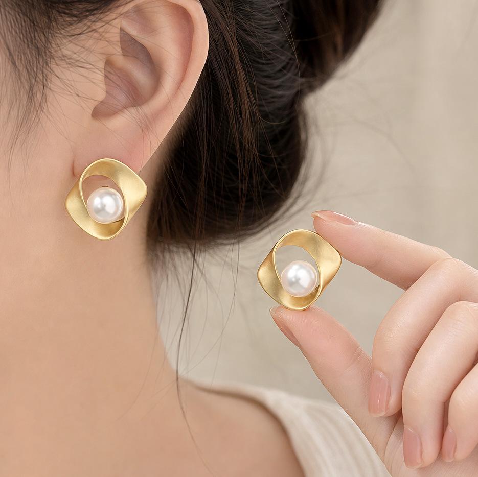 Premium matte temperament versatile Mobius ring pearl stud earrings 1011 new elegant simple exquisite earrings