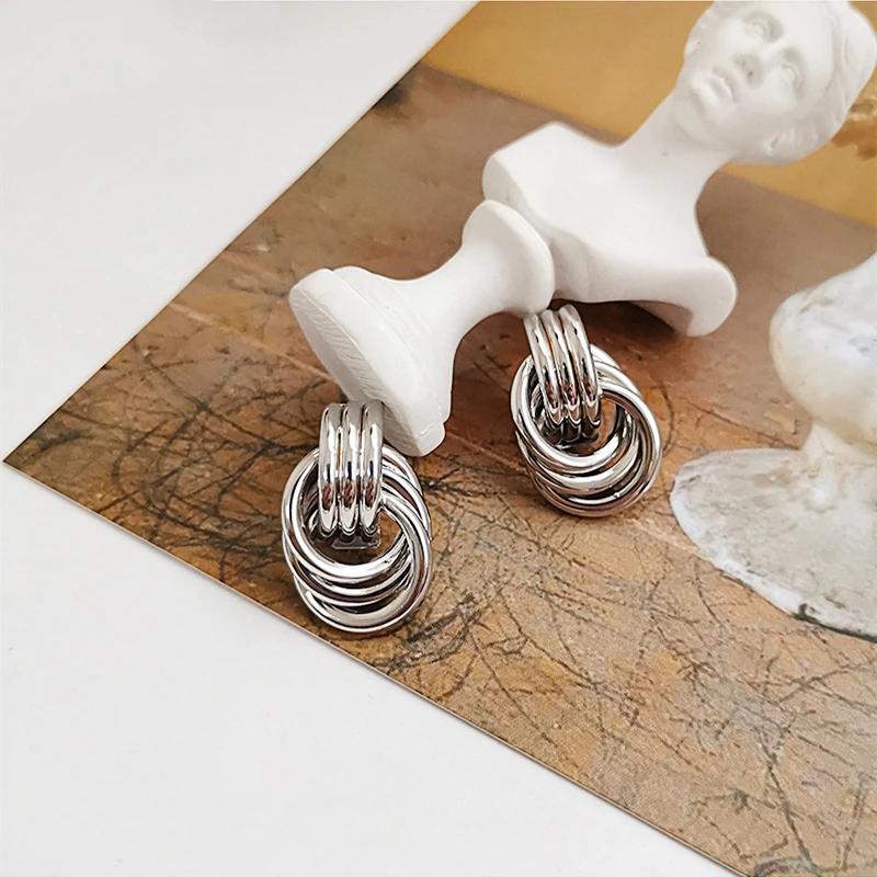 Трехслойные маленькие круглые серьги-гвоздики с узлом для женщин, макси-увеличенные геометрические модные модные металлические ювелирные изделия золотого цвета в стиле панк