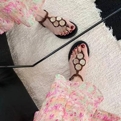 2024 Золотые цепочные сандалии с пряжкой Шлепанцы на плоской подошве с повседневным римским каблуком 2024 Летние сандалии с открытым носком на маленьком каблуке Повседневные сандалии для женщин