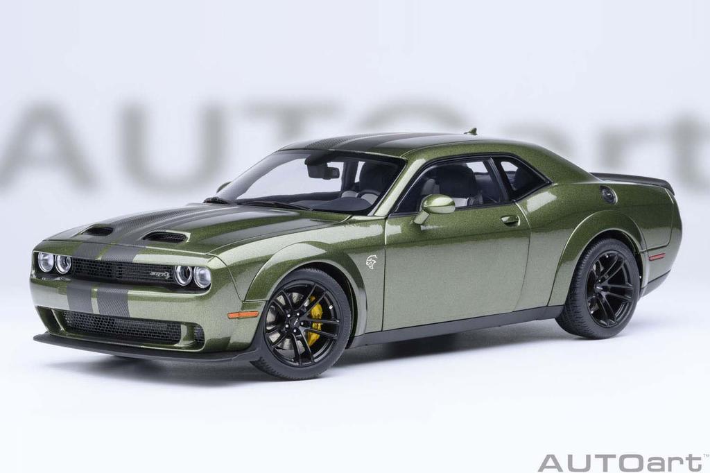 AUTOart Dodge Challenger SRT Jailbreak 2022 Black Stripe Finished Model 71761 1/18 (Metallic Green/Carbon [F8 GREEN])