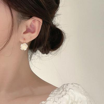 Роскошные серьги-гвоздики с жемчугом Камелия, очаровательные, элегантные, с белым цветком, женские, вечерние, трендовые, стильные, подарок, шикарные ювелирные изделия