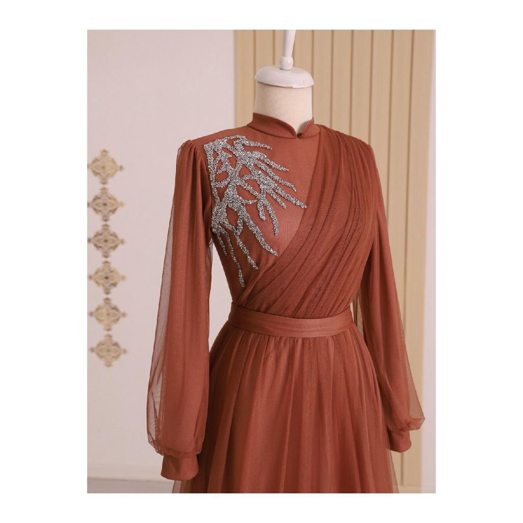 Вечернее платье из тюля с драпировкой и поясом, с каменной отделкой спереди