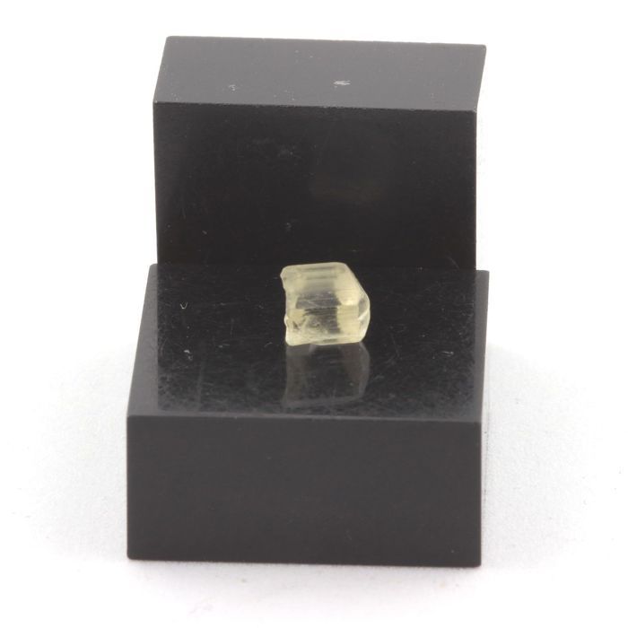 Pierres et Minéraux. Scapolite. 0.78 ct. Mpwapwa District, Dodoma Region, Tanzanie.