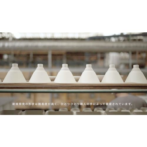 Кофеварка Глянцево-белая (Beasty Coffee, Арита, префектура Сага) Капельница с эффектной металлической отделкой