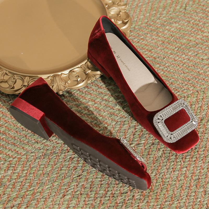 Туфли на плоской подошве с квадратным носком и толстым каблуком женские 2025 новые осенне-зимние черные замшевые банкетные удобные темпераментные туфли со стразами интернет-знаменитости