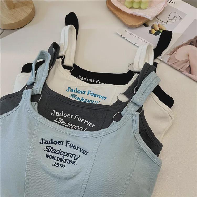 Модный жилет с подтяжками на спине и принтом в виде букв и фиксированной чашкой