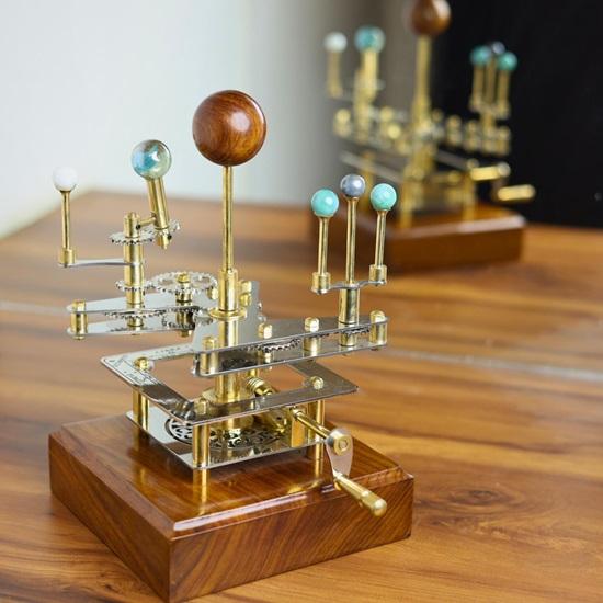 25,4 см Orrery Luxury Home Décor Модель солнечной системы Идеальный подарок на новоселье, подарок мужу, теллурион, элегантный функциональный шедевр декора