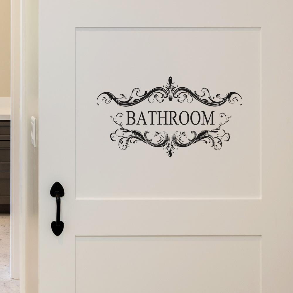 Дверь ванной комнаты с наклейкой на стену с изображением ландшафтного дизайна на заднем плане