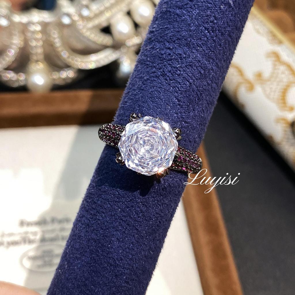 Восьмиугольное кольцо из черного золота с аквамарином огранки «Тысячелетие» и фиолетовым бриллиантом