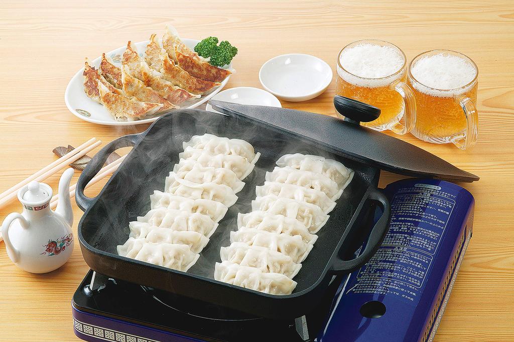 Iwachu Square Pan Black Body Size X X Compatible with IH 21700 Pot Nanbu Tekki (cm) 30.5 24.5 (H) 3.5 (Shallow) / (H) 8.5 (Deep) Two-handed