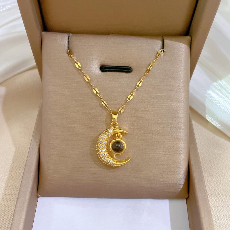 Подвеска-месяц из титановой стали: Элегантный дизайн микро-паве с полным бриллиантовым покрытием, сверкающий и стильный для женщин.