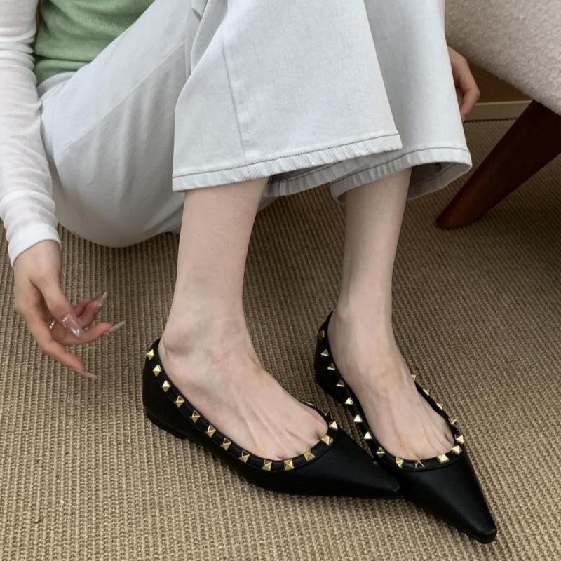 Модные трендовые женские балетки с заклепками 2025 Новая мода Мягкие женские слипоны Элегантные балетки с острым носком