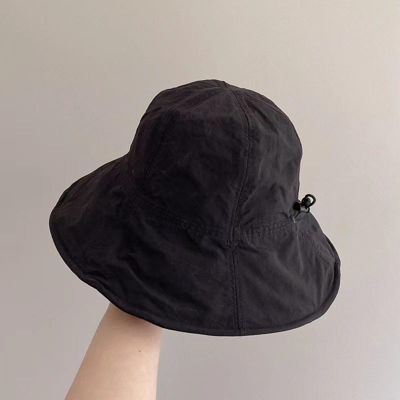 Весной и летом легкие и дышащие, с небольшой куполообразной шляпой на лице, благодаря чему прилив солнца легкий и быстросохнущий.