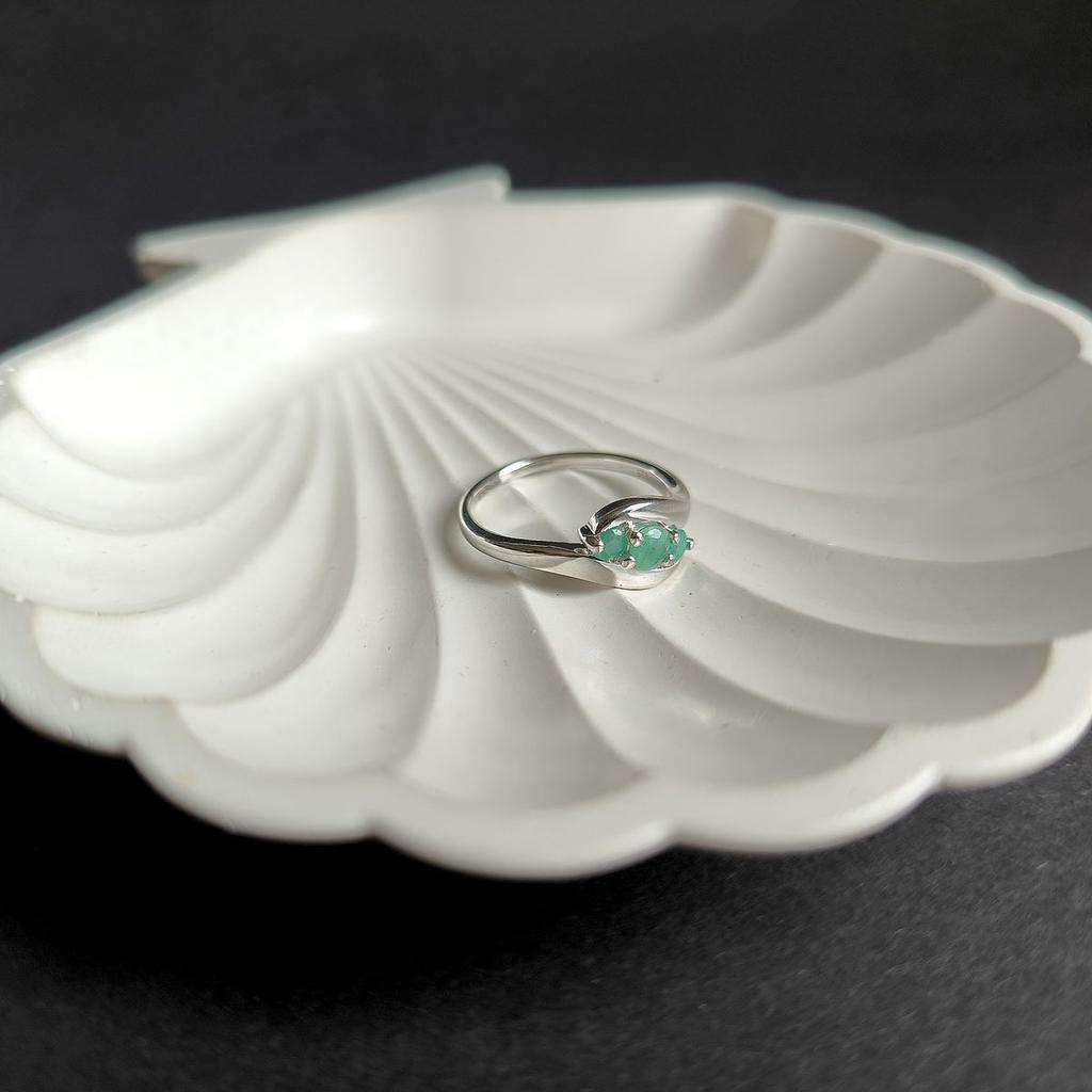 Серебряное кольцо с натуральным изумрудом 0.488ct, вес изделия 2,96 гр (2163626)