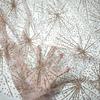 Ткань с узором из фейерверков, пайетками и золотым тиснением, подходит для свадебных платьев, вечерних нарядов и дизайнерской одежды.