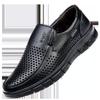 Кожаные мужские повседневные дышащие и износостойкие туфли среднего размера с перфорацией