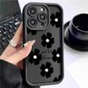 Черный чехол для iPhone 15/16/17 с цветочным узором и бороздками под наждачную бумагу