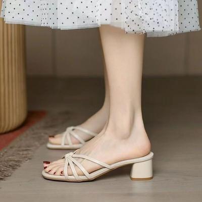 Высокий каблук толстый каблук с тапочками летом 2024 года новый универсальный средний каблук одна педаль снаружи носить классные тапочки в стиле феи