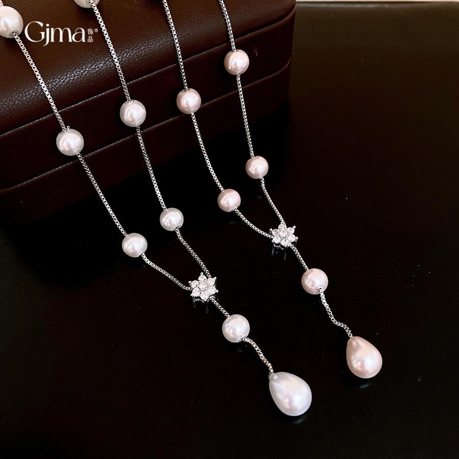 French-style vintage cubic zirconia flower and pearl necklace, a luxurious and sophisticated piece, perfect for pairing with sweaters, exuding an