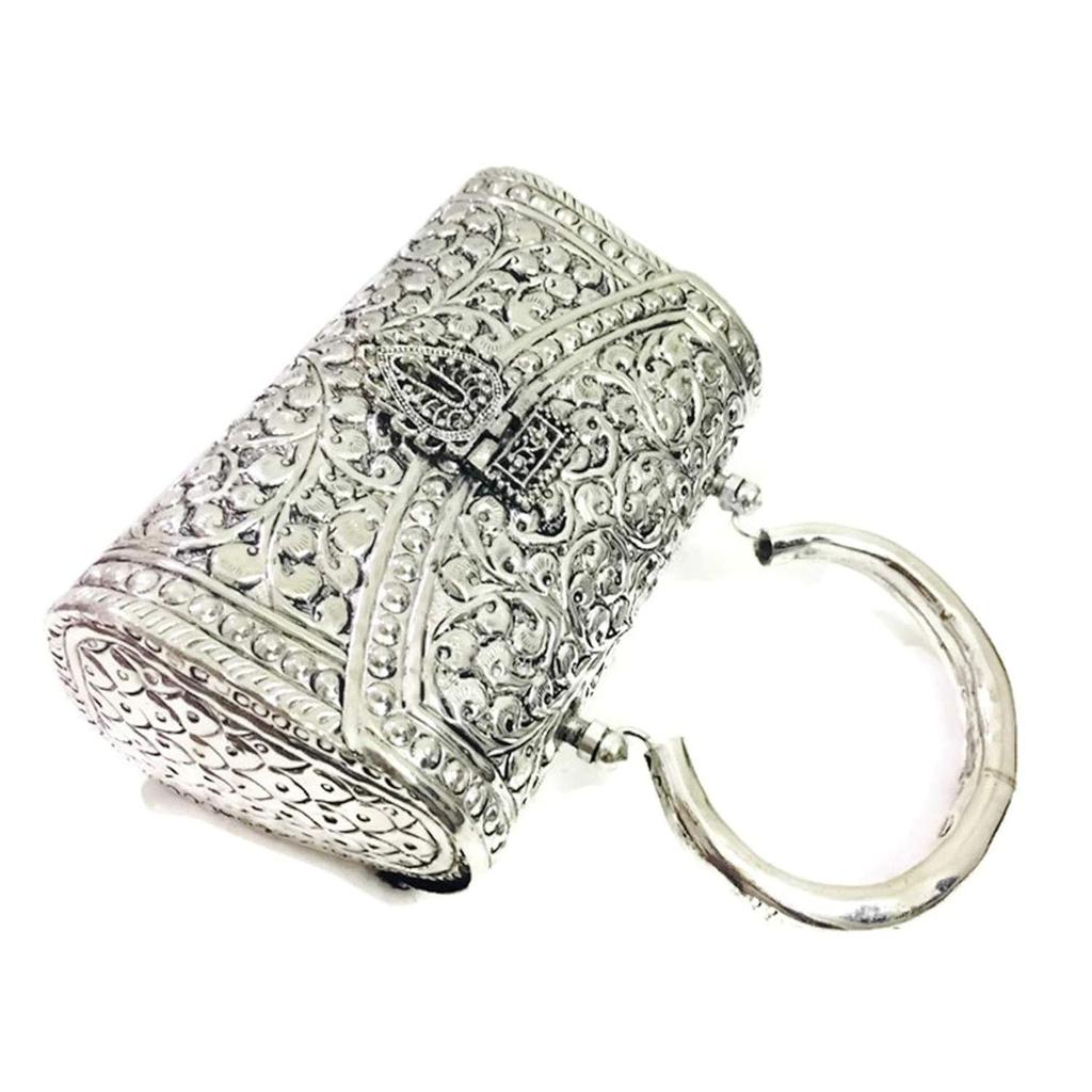 Женский клатч (РучкаСеребро) Дизайн выполнен мастером путем резки металла в раме, и на нем вручную выполнена красивая тонкая резьба.