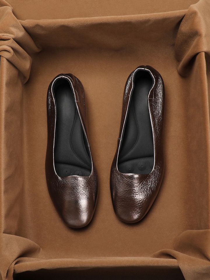 Супермягкие и красивые, не устают ноги 2025 французские одинарные туфли женские новые на плоской подошве туфли бабушки удобные мягкая подошва маленькие кожаные туфли