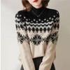 Вязаный свитер с полуводолазкой в стиле ретро со снежинками на осень, зиму и весну