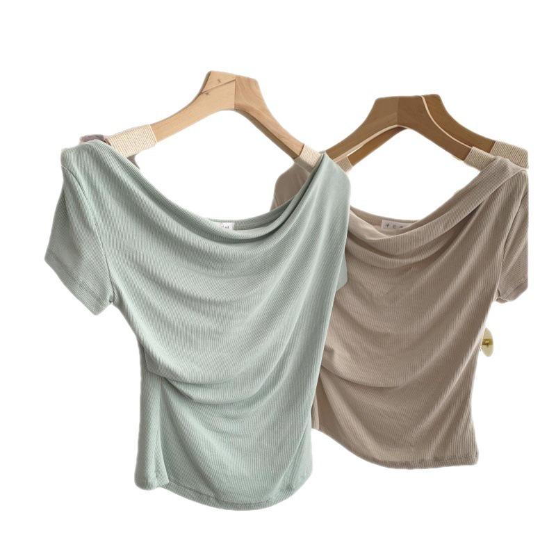 Летняя плиссированная футболка Swing с открытыми плечами 2024 года: Нишевый дизайн, короткий рукав, чистое желание