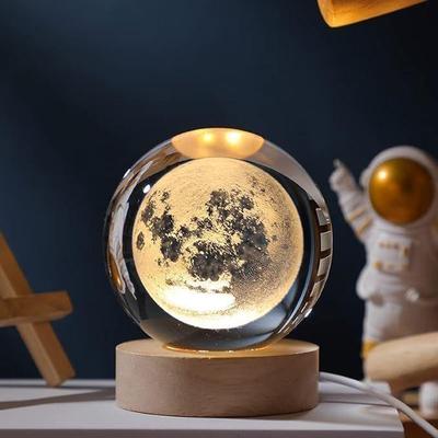 3D Лунный хрустальный шар Ночник, Креативный гравированный ночник USB Настольная светодиодная лампа с деревянной подставкой, Свет для украшения дома и офиса (Луна)