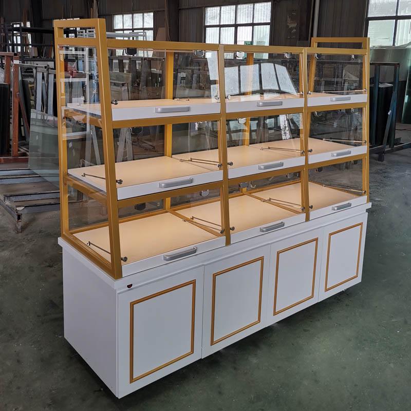 В наличии кондитерская витрина: Остров из массива дерева и кованого железа с ящиками для хлеба, выпечки и жареных продуктов