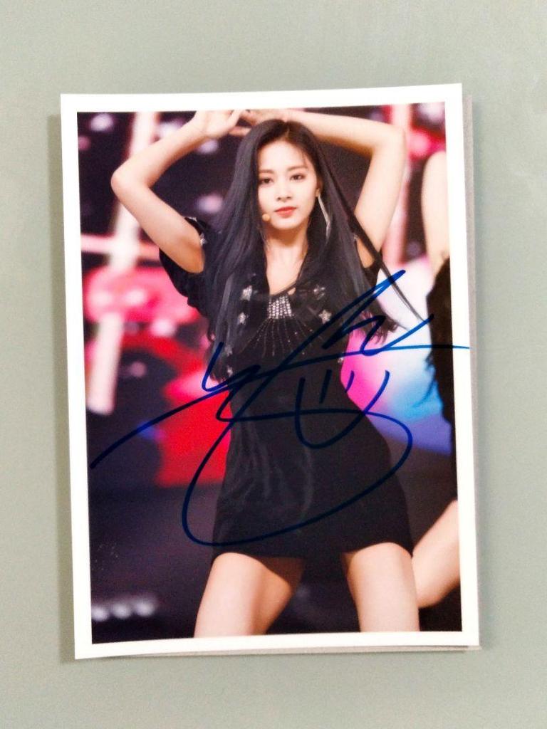 [Б/У] Фотография размером 2L с автографом Цзыюй...