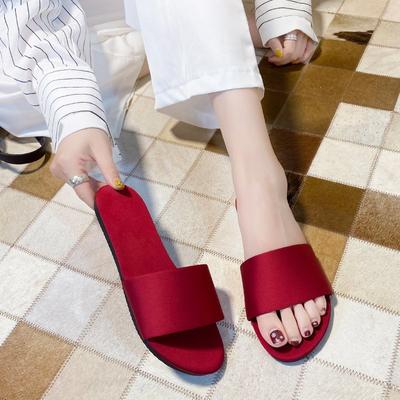 Красные женские тапочки 2024 года, летние новые ретро-красные атласные тапочки на плоской подошве, женские сандалии большого размера с одним словом, женская модная обувь