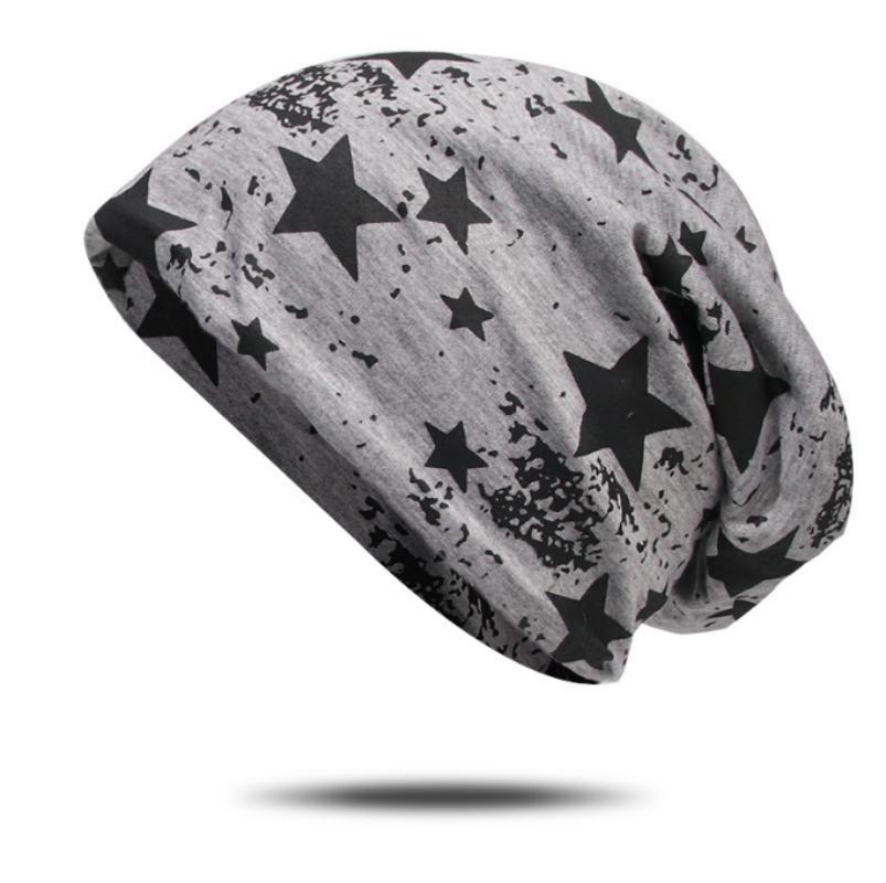 Стильная трикотажная шапка осень - зима с принтом