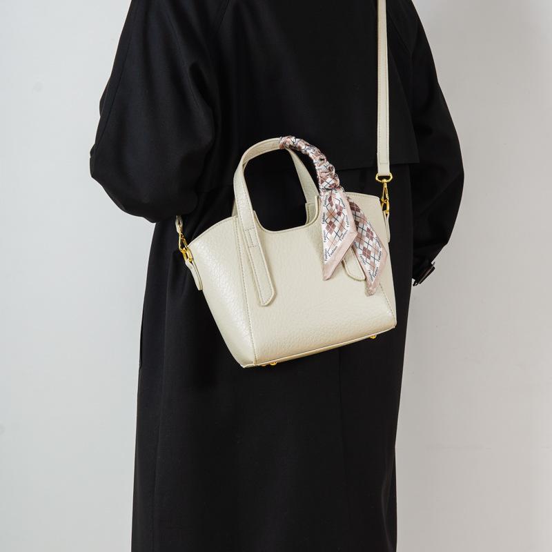 Korean Version of Fashionable Commuter Portable Bucket Bag Women's 2025 New Autumn and Winter Simple Shoulder Bag High-end Messenger Bag