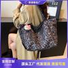 Популярная сумка большой вместимости с леопардовым принтом, женская новая осенняя универсальная сумка-мессенджер для通勤, на плечо, сумка-ведро