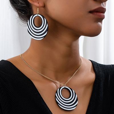 Модный черно-белый полосатый комплект из ожерелья и сережек для женщин