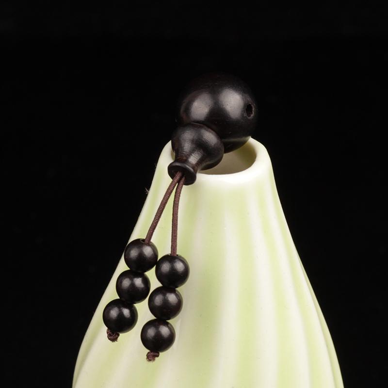 Браслет из бусин из зеленого эбенового дерева и красного сандала с головой Будды, подвеской в виде тыквы-горлянки и аксессуарами Ваджра Бодхи.