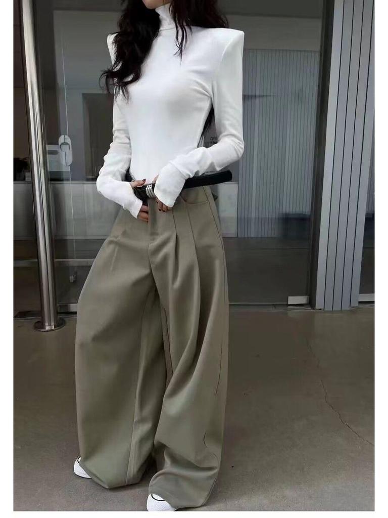 Женская белая бархатная футболка с длинным рукавом и высоким воротником, с подплечниками - Облегающий крой для осени/зимы 2025