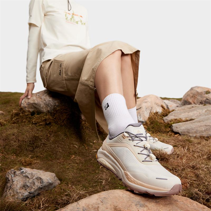 Fila Дышащие Универсальные Прочные Низкие Функциональные Ботинки для Активного Отдыха Женские Ботинки Молочно-Белый Закатно-Желтый A12W431203FGC