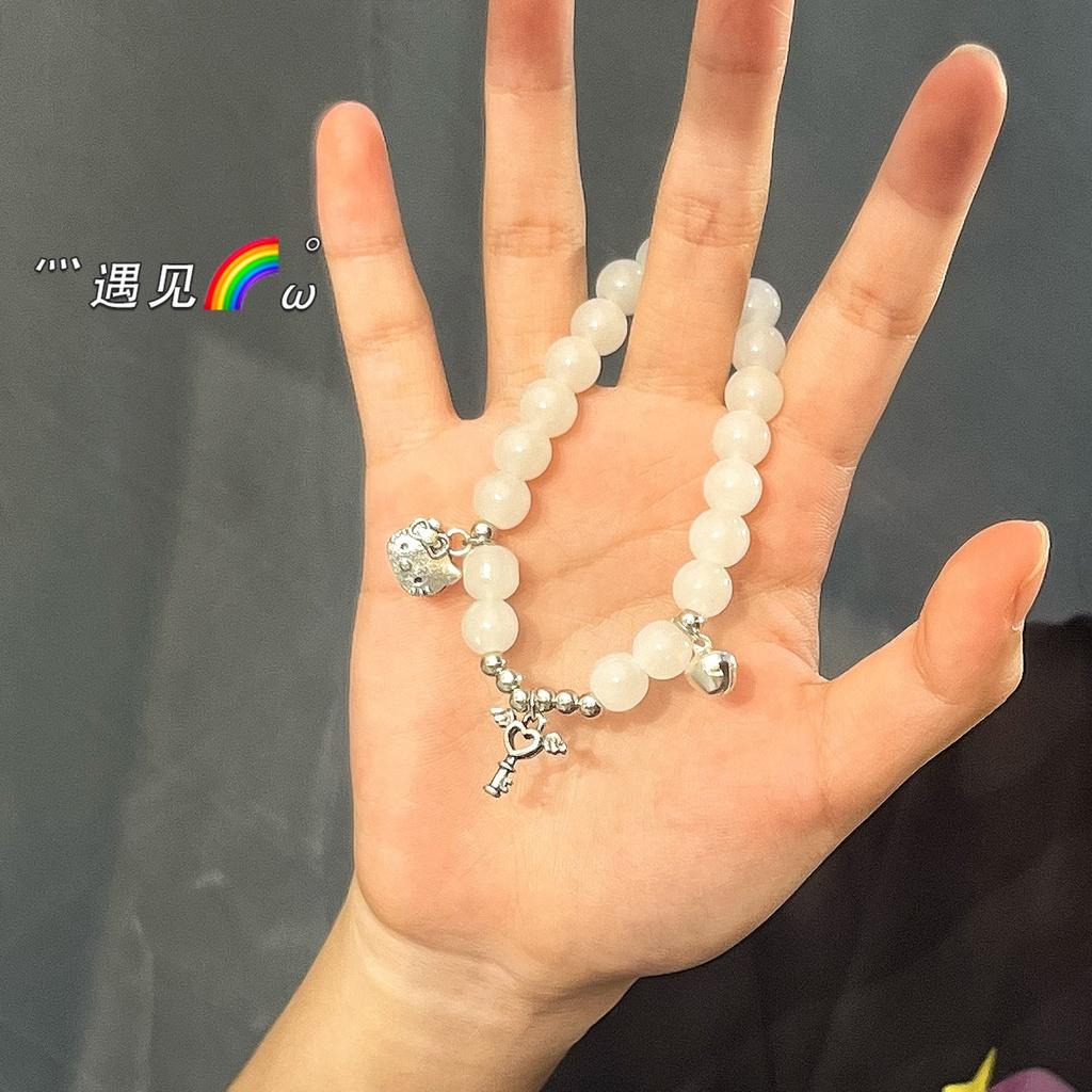 Очаровательный браслет-шарм с кошечкой Китти в форме сердца и бантиком. Идеальный подарок для друзей и подруг.